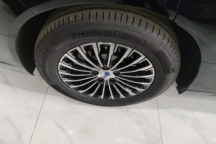 Used Denza D9 2024 DM-i 980 Four-Wheel Drive Prestige Model Right Rear Wheel Hub