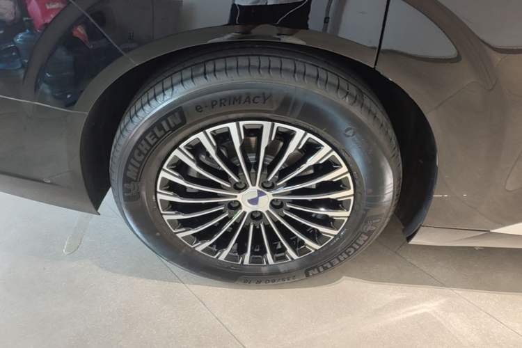 Used Denza D9 2024 DM-i 980 Four-Wheel Drive Prestige Model Right Rear Wheel Hub