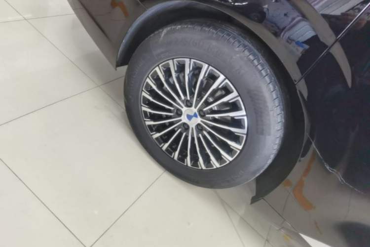 Used Denza D9 2024 DM-i 980 Four-Wheel Drive Prestige Model Right Rear Wheel Hub