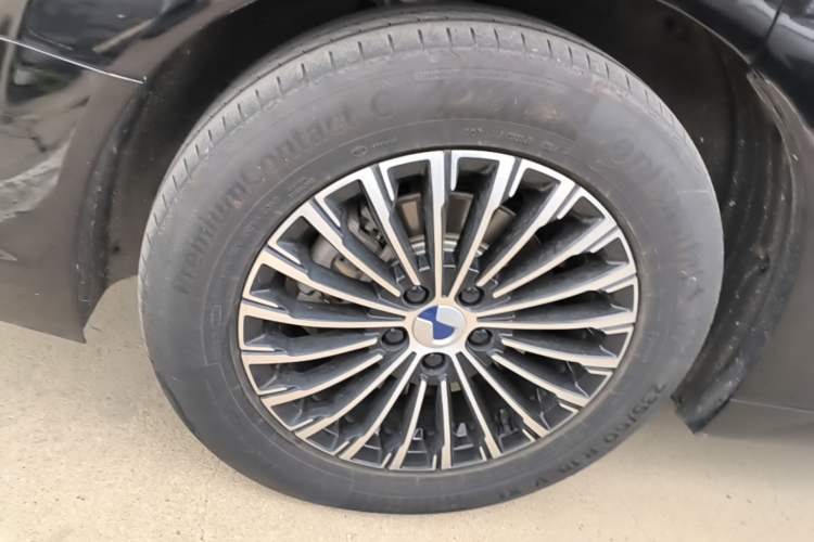 Used Denza D9 2024 DM-i 980 Four-Wheel Drive Prestige Model Right Rear Wheel Hub