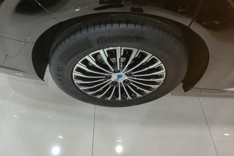 Used Denza D9 2024 DM-i 970 Luxury Model Right Rear Wheel Hub
