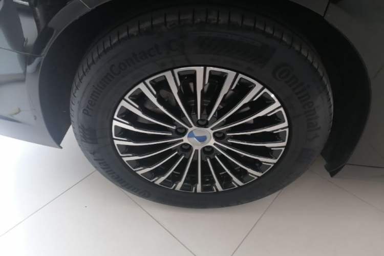 Used Denza D9 2024 DM-i 980 Four-Wheel Drive Prestige Model Right Rear Wheel Hub