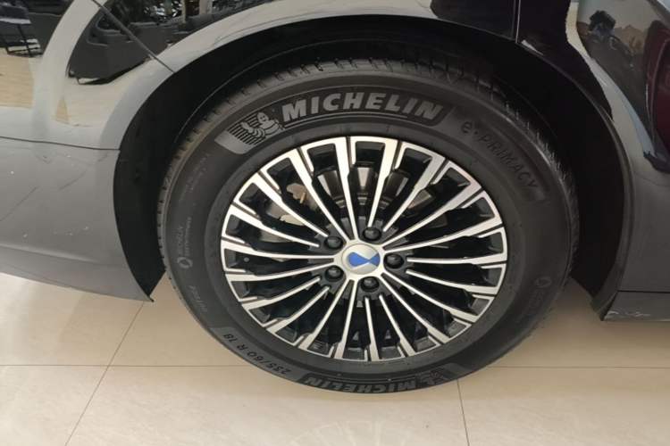 Used Denza D9 2024 DM-i 980 Four-Wheel Drive Prestige Model Right Rear Wheel Hub
