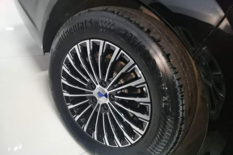 Used Denza D9 2024 DM-i 980 Four-Wheel Drive Prestige Model Right Rear Wheel Hub