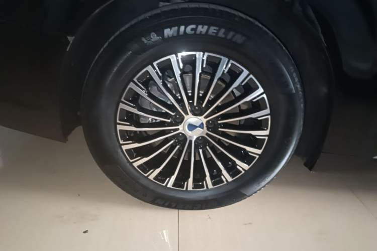 Used Denza D9 2024 DM-i 980 Four-Wheel Drive Prestige Model Right Rear Wheel Hub