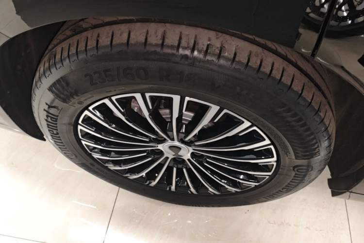 Used Denza D9 2024 DM-i 1050 Luxury Model Right Rear Wheel Hub