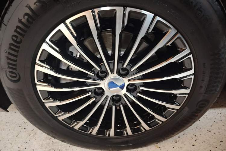 Used Denza D9 2024 DM-i 980 Four-Wheel Drive Prestige Model Right Rear Wheel Hub