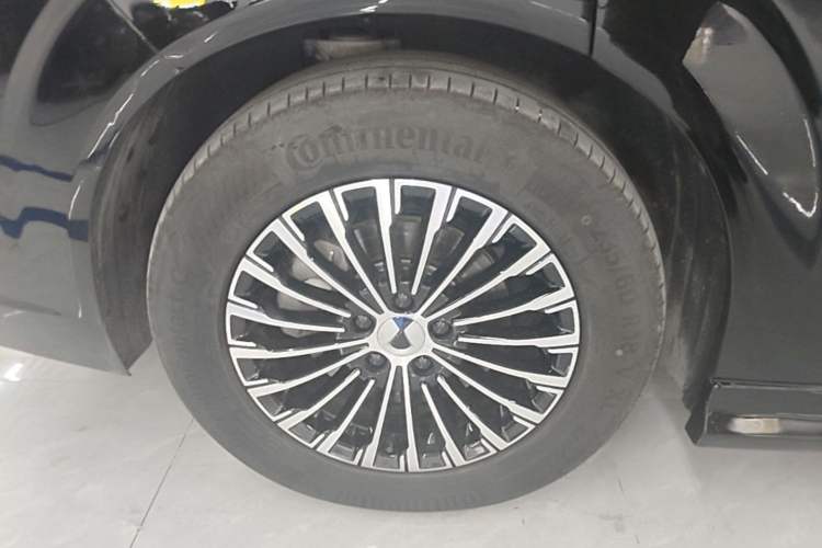 Used Denza D9 2024 DM-i 1050 Luxury Model Right Rear Wheel Hub