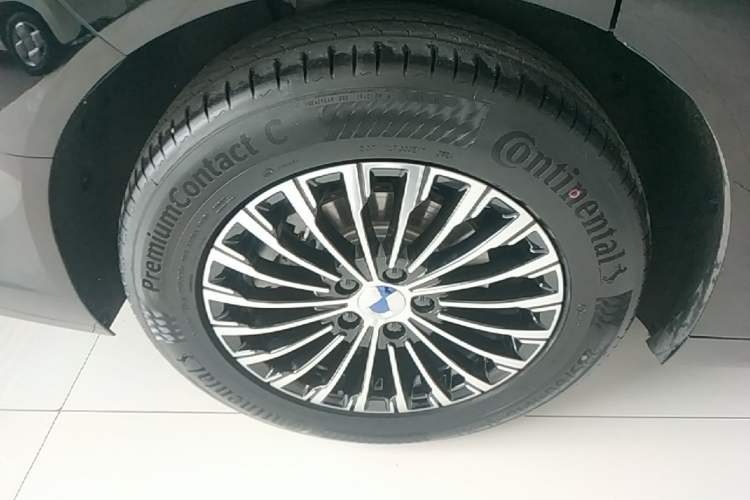 Used Denza D9 2024 DM-i 1050 Luxury Model Right Rear Wheel Hub