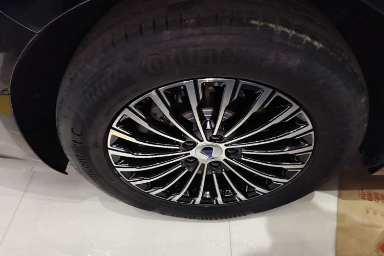 Used Denza D9 2024 DM-i 980 Four-Wheel Drive Prestige Model Right Rear Wheel Hub