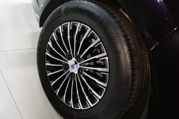 Used Denza D9 2024 DM-i 980 Four-Wheel Drive Prestige Model Right Rear Wheel Hub