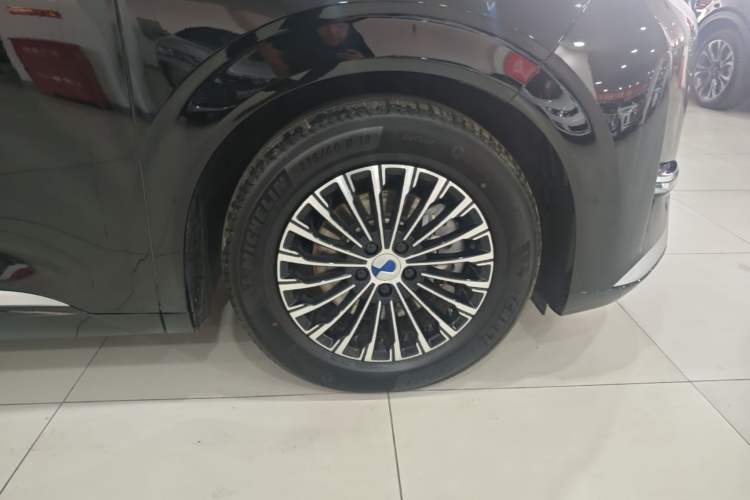 Used Denza D9 2024 DM-i 980 Four-Wheel Drive Prestige Model Right Rear Wheel Hub