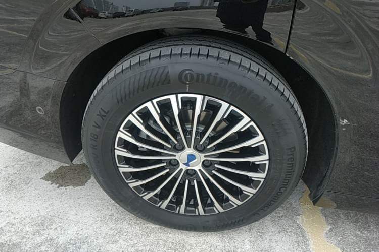 Used Denza D9 2024 DM-i 980 Four-Wheel Drive Flagship Model Right Rear Wheel Hub