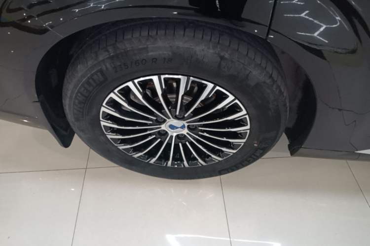 Used Denza D9 2024 DM-i 980 Four-Wheel Drive Prestige Model Right Rear Wheel Hub
