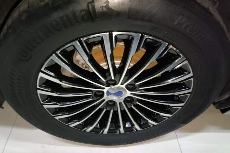 Used Denza D9 2024 DM-i 980 Four-Wheel Drive Prestige Model Right Rear Wheel Hub