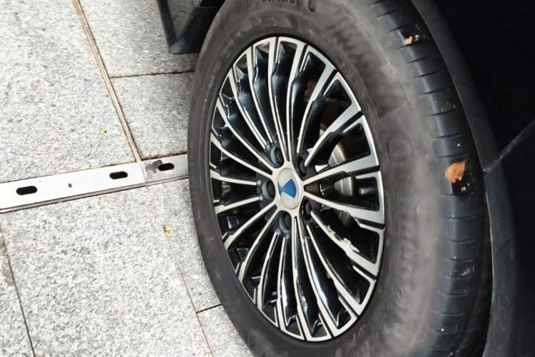 Used Denza D9 2024 DM-i 980 Four-Wheel Drive Prestige Model Right Rear Wheel Hub