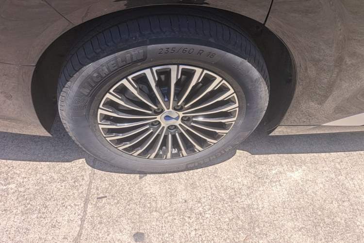 Used Denza D9 2024 EV 600 Four-Wheel-Drive Flagship Model Right Rear Wheel Hub