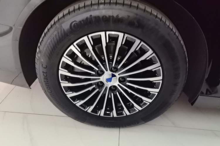 Used Denza D9 2024 DM-i 980 Four-Wheel Drive Prestige Model Right Rear Wheel Hub