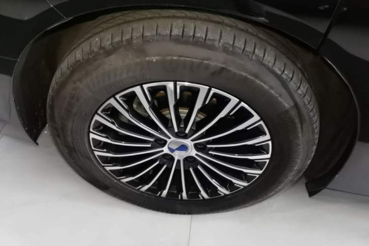 Used Denza D9 2024 DM-i 1050 Luxury Model Right Rear Wheel Hub
