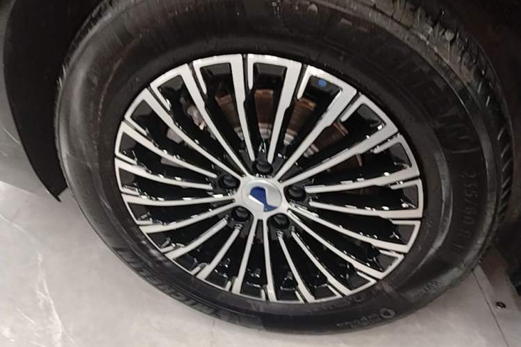 Used Denza D9 2024 DM-i 980 Four-Wheel Drive Prestige Model Right Rear Wheel Hub