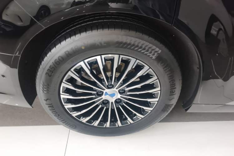 Used Denza D9 2024 DM-i 980 Four-Wheel Drive Flagship Model Right Rear Wheel Hub
