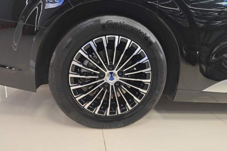 Used Denza D9 2024 DM-i 980 Four-Wheel Drive Prestige Model Right Rear Wheel Hub
