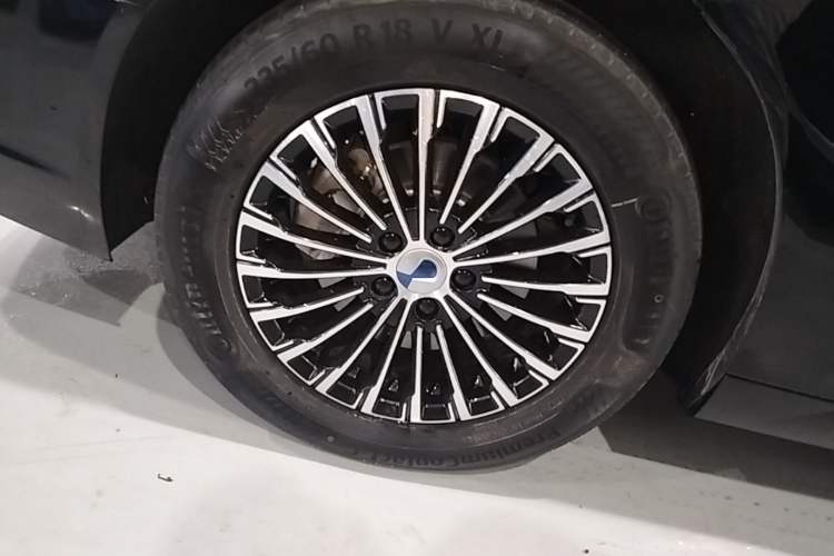 Used Denza D9 2024 DM-i 1050 Luxury Model Right Rear Wheel Hub