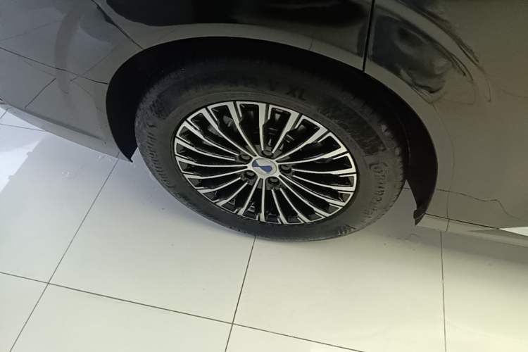 Used Denza D9 2024 DM-i 980 Four-Wheel Drive Prestige Model Right Rear Wheel Hub