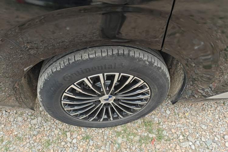 Used Denza D9 2024 DM-i 970 Luxury Model Right Rear Wheel Hub