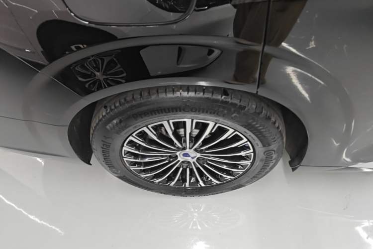 Used Denza D9 2024 DM-i 980 Four-Wheel Drive Prestige Model Right Rear Wheel Hub