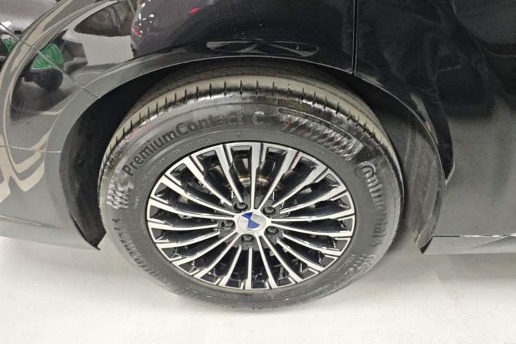 Used Denza D9 2024 DM-i 1050 Luxury Model Right Rear Wheel Hub