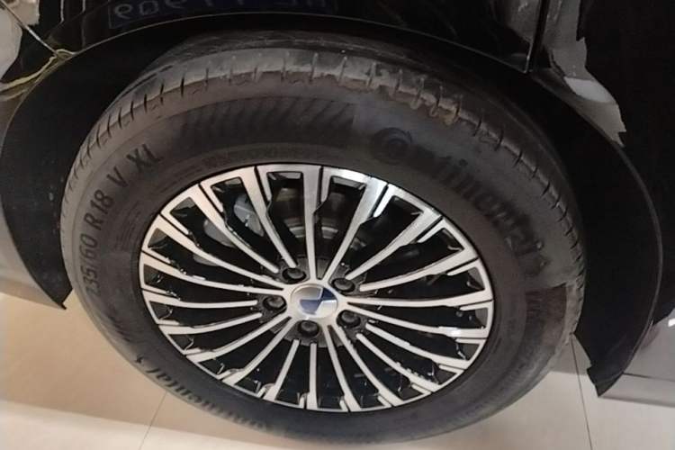 Used Denza D9 2024 DM-i 980 Four-Wheel Drive Prestige Model Right Rear Wheel Hub