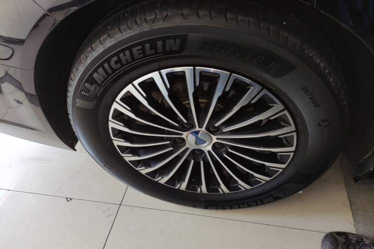 Used Denza D9 2024 DM-i 980 Four-Wheel Drive Flagship Model Right Rear Wheel Hub