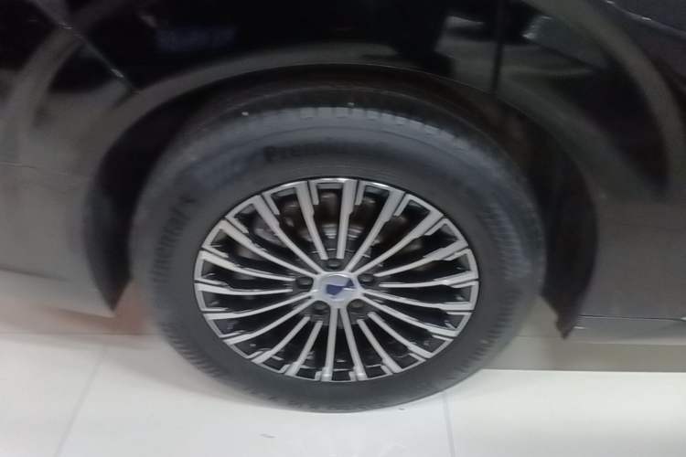 Used Denza D9 2024 DM-i 980 Four-Wheel Drive Prestige Model Right Rear Wheel Hub
