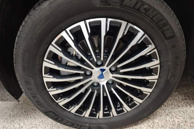 Used Denza D9 2024 DM-i 980 Four-Wheel Drive Flagship Model Right Rear Wheel Hub