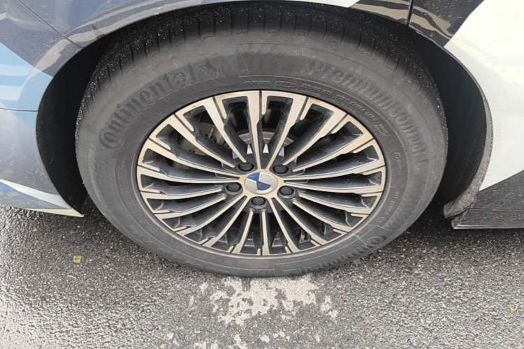 Used Denza D9 2024 DM-i 980 Four-Wheel Drive Prestige Model Right Rear Wheel Hub