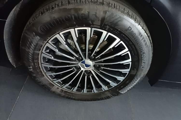 Used Denza D9 2024 DM-i 980 Four-Wheel Drive Prestige Model Right Rear Wheel Hub
