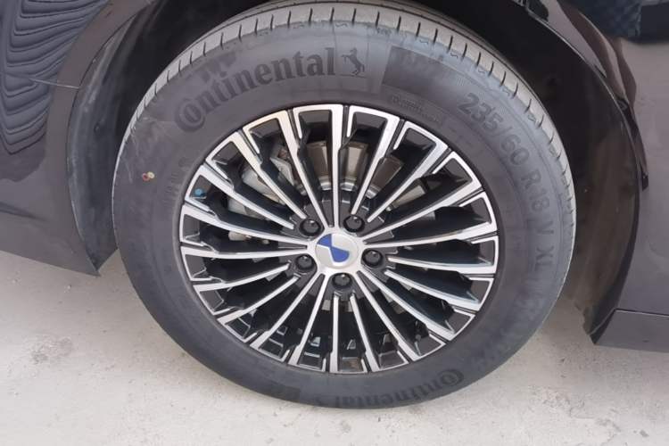Used Denza D9 2024 DM-i 980 Four-Wheel Drive Prestige Model Right Rear Wheel Hub