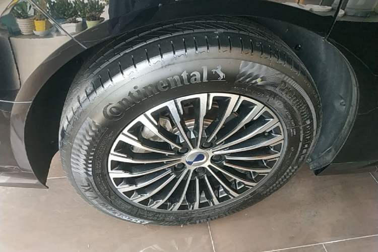 Used Denza D9 2024 DM-i 980 Four-Wheel Drive Flagship Model Right Rear Wheel Hub