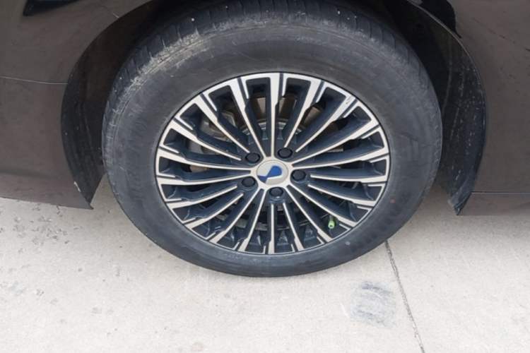 Used Denza D9 2024 DM-i 980 Four-Wheel Drive Prestige Model Right Rear Wheel Hub