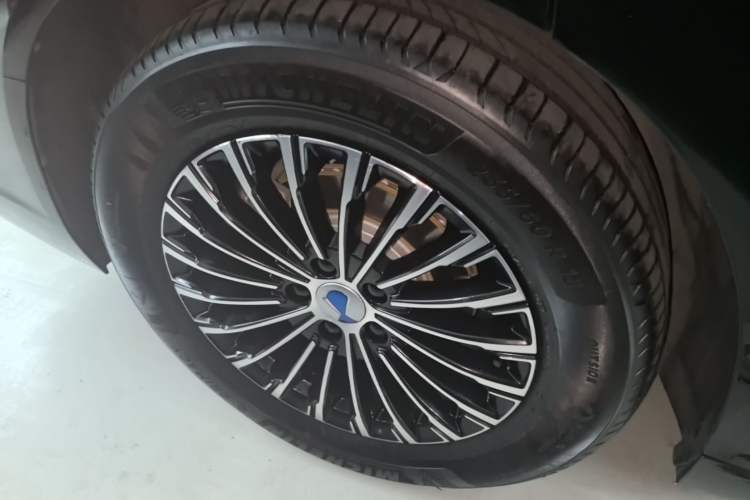 Used Denza D9 2024 DM-i 1050 Luxury Model Right Rear Wheel Hub