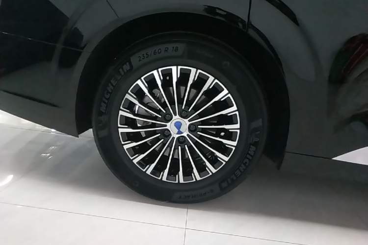 Used Denza D9 2024 DM-i 980 Four-Wheel Drive Prestige Model Right Rear Wheel Hub
