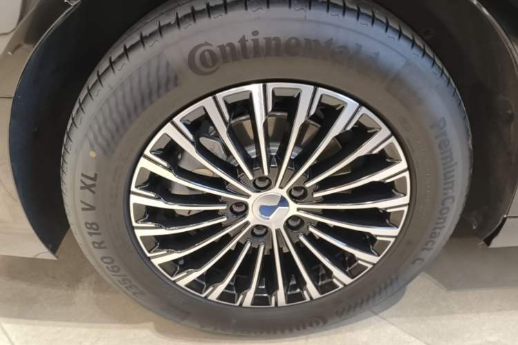 Used Denza D9 2024 DM-i 980 Four-Wheel Drive Prestige Model Right Rear Wheel Hub