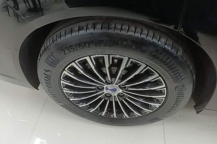 Used Denza D9 2024 DM-i 980 Four-Wheel Drive Prestige Model Right Rear Wheel Hub