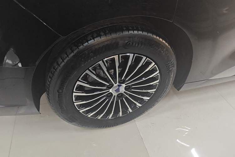 Used Denza D9 2024 DM-i 980 Four-Wheel Drive Prestige Model Right Rear Wheel Hub