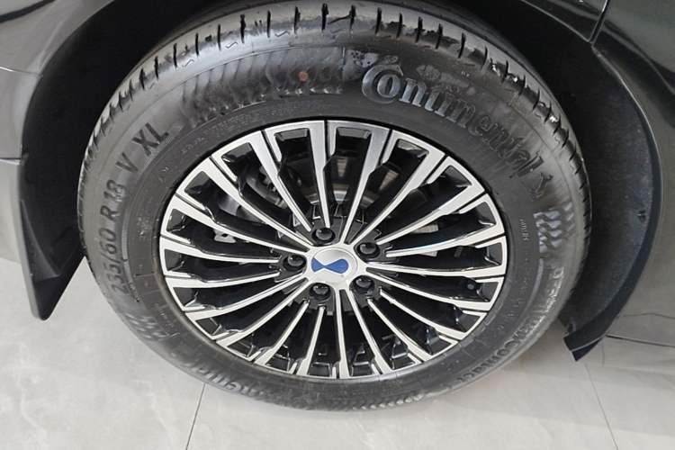 Used Denza D9 2024 DM-i 980 Four-Wheel Drive Prestige Model Right Rear Wheel Hub