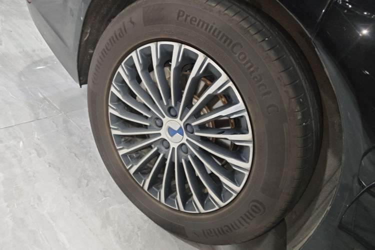 Used Denza D9 2024 DM-i 980 Four-Wheel Drive Flagship Model Right Rear Wheel Hub