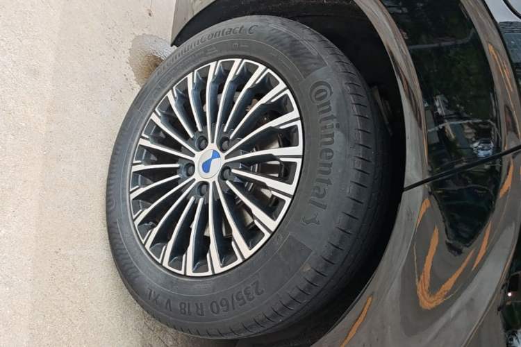 Used Denza D9 2024 DM-i 980 Four-Wheel Drive Prestige Model Right Rear Wheel Hub