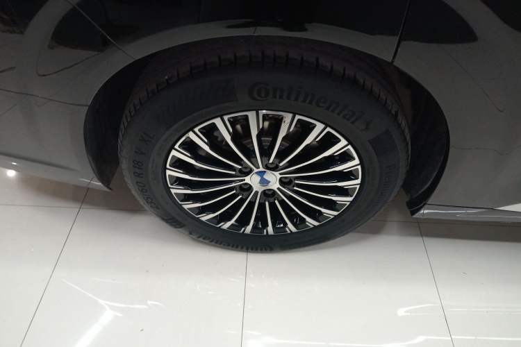 Used Denza D9 2024 DM-i 980 Four-Wheel Drive Prestige Model Right Rear Wheel Hub