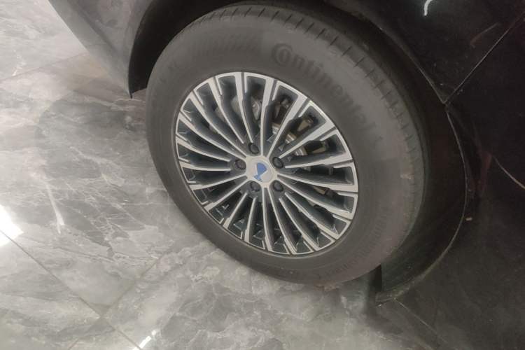 Used Denza D9 2024 DM-i 1050 Luxury Model Right Rear Wheel Hub